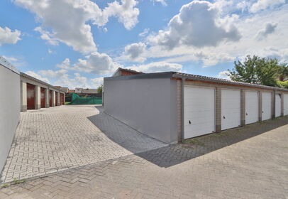 Garagebox (13,90m²) met elektrisch oplaadpunt te huur, gelegen te Klapperstraat 22 te Beveren.
De garagebox is te huur aan 100 euro per maand met een gemeenschappelijke kost van 10 euro per maand.
Aarzel niet ons te contacteren voor meer informatie op he