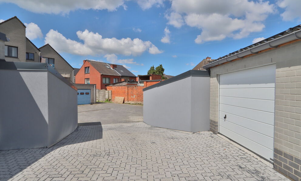 Garagebox (13,90m²) met elektrisch oplaadpunt te huur, gelegen te Klapperstraat 22 te Beveren.
De garagebox is te huur aan 100 euro per maand met een gemeenschappelijke kost van 10 euro per maand.
Aarzel niet ons te contacteren voor meer informatie op he